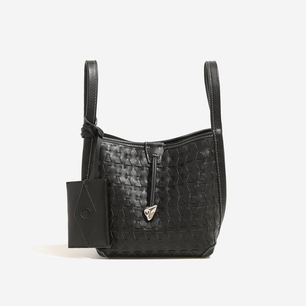 Cremefarbene Beuteltasche mit geprägtem geometrischem Dreiecksmuster, schmalem Schulterriemen, Dreiecksanhänger in Goldoptik und abnehmbarer Mini-Tasche mit Druckknopf