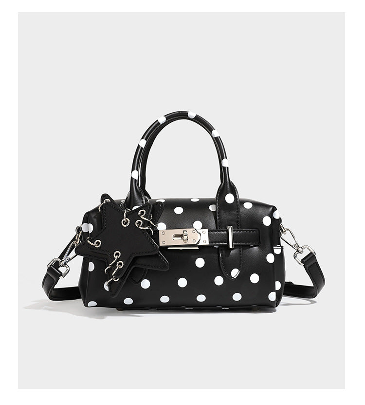 Kleine, strukturierte Mini-Henkeltasche mit Polka-Dot-Muster, Sternanhänger, Schnallriemen-Detail auf der Vorderseite, zwei Henkeln und abnehmbarem