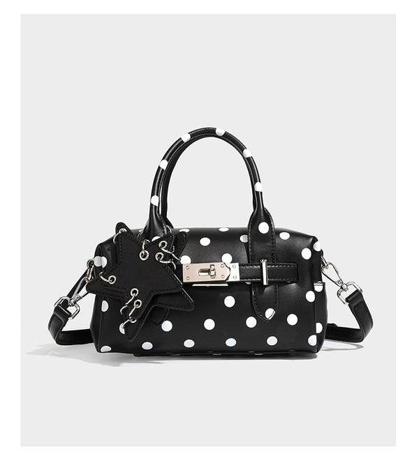 Kleine, strukturierte Mini-Henkeltasche mit Polka-Dot-Muster, Sternanhänger, Schnallriemen-Detail auf der Vorderseite, zwei Henkeln und abnehmbarem