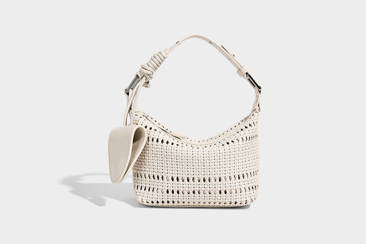 Kleine gewebte Hobo-Schultertasche mit sichelförmiger Silhouette, Reißverschluss oben, silberfarbenen Beschlägen und verstellbar, Detailansicht