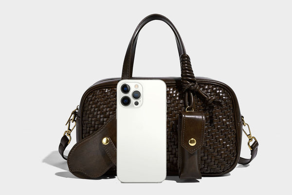 Strukturierte Boston-Tasche mit gewebter Optik, glattem Besatz in Lederoptik, zwei oberen Tragegriffen, abnehmbarer Mini-Druckknopftasche sowie Detail
