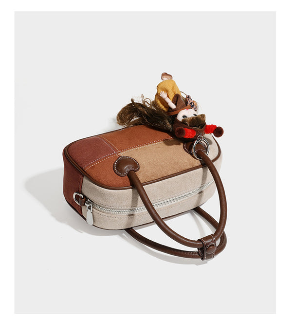 Kleine, strukturierte Henkeltasche aus Patchwork in Farbblöcken aus Beige, Camel, Braun und Rost mit dunkelbrauner Einfassung, herzförmigem