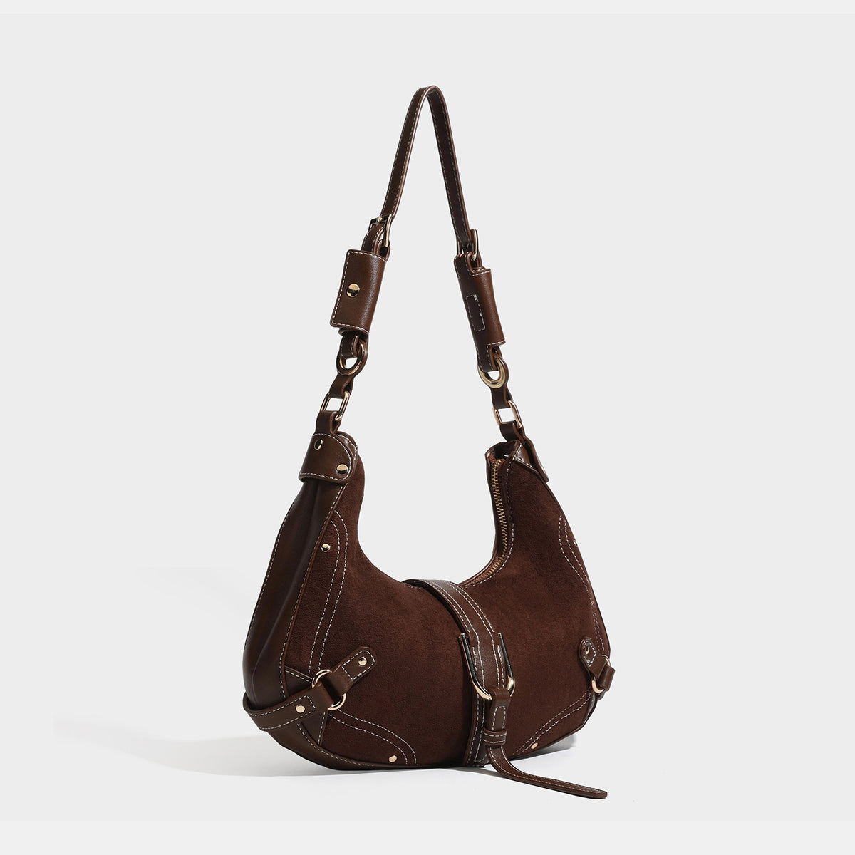 Sichelförmige Halbmond-Schultertasche in Camelbraun mit Velourslederoptik, weißen Kontrastnähten, goldfarbenen Schnallenbeschlägen und
