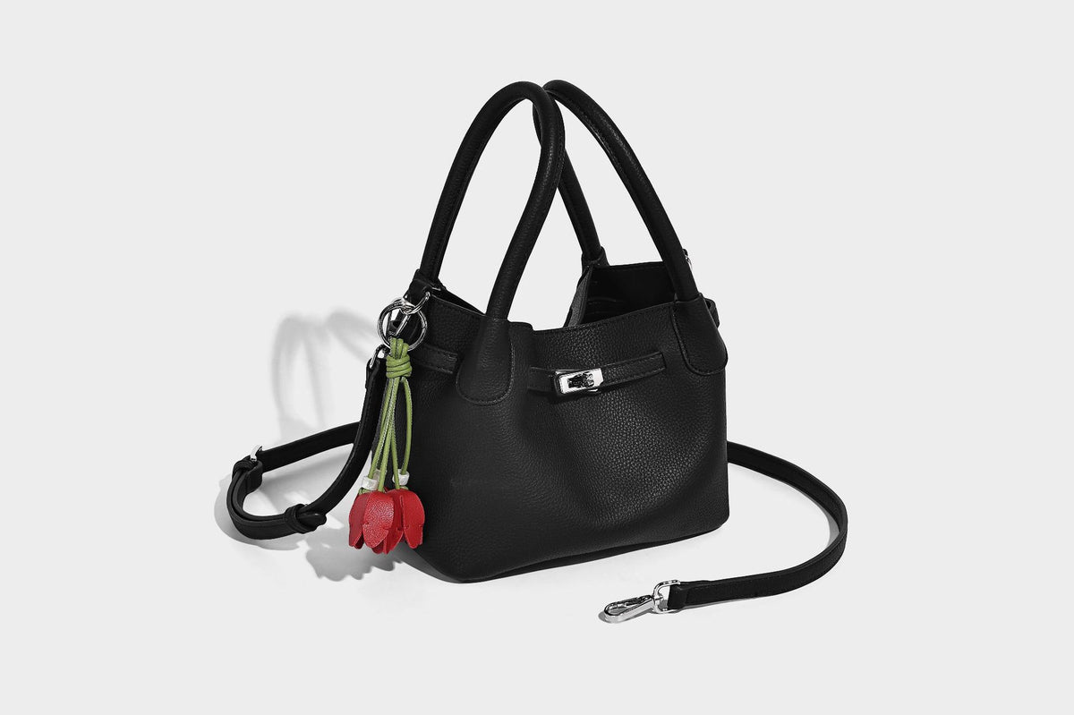 Kleine, strukturierte Tote-Bag mit genarbter Oberfläche, silberfarbenem Drehverschluss, zwei Tragegriffen, abnehmbarem Schulterriemen und