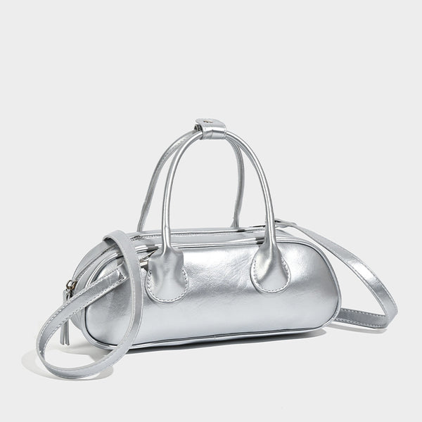 Kompakte silberfarbene Mini-Boston-Tasche mit zwei Tragegriffen oben, silberfarbenen Metallelementen und abnehmbarem Crossbody-Riemen, Detailansicht
