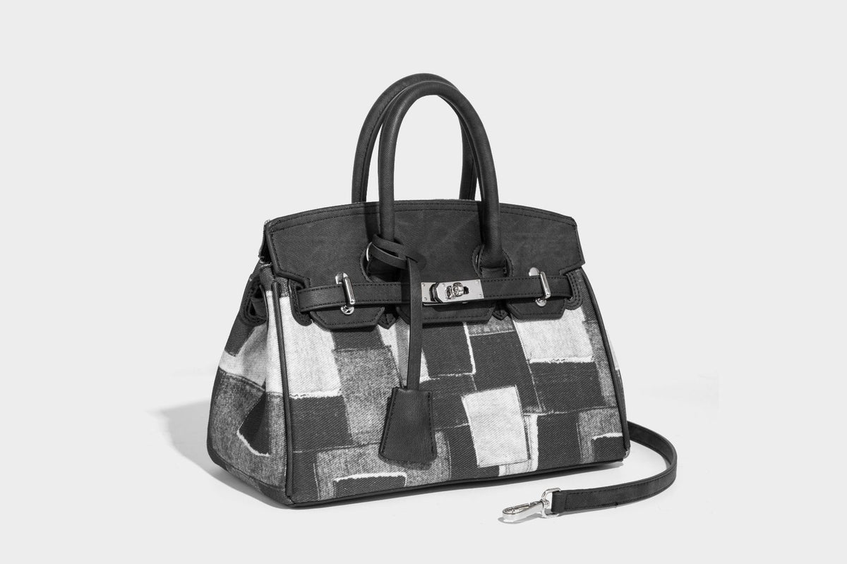 Strukturierte Patchwork-Henkeltasche mit zwei Tragegriffen, Klappverschluss mit Drehverschluss und silberfarbenen Beschlägen, Detailansicht 32
