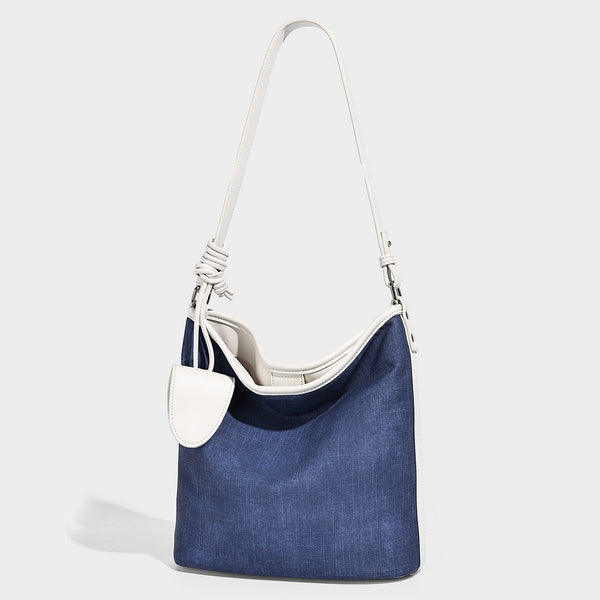 Große Bucket-Schultertasche aus Canvas in Denim-Optik mit weißem Besatz in Lederoptik, geknotetem Riemen und abnehmbarer Mini-Vordertasche
