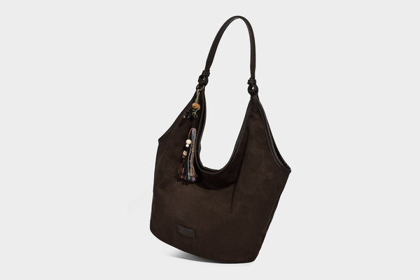 Lässig fallende matte Hobo-Schultertasche in Wildlederoptik mit offenem oberen Rand und optionalem Quasten- und Perlenanhänger, Detailansicht 29