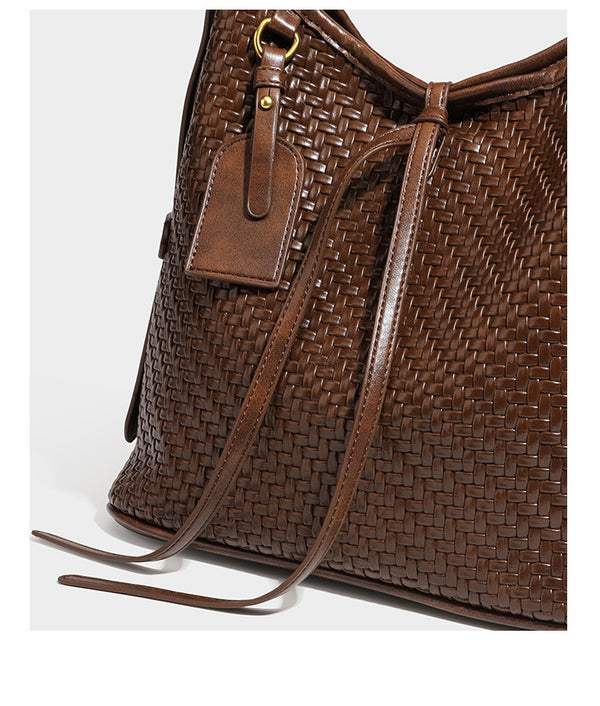 Lässig gewebte Schultertasche in Lederoptik mit Bindebandverschluss, goldfarbenen Metalldetails und einem Schulterriemen, Detailansicht 30