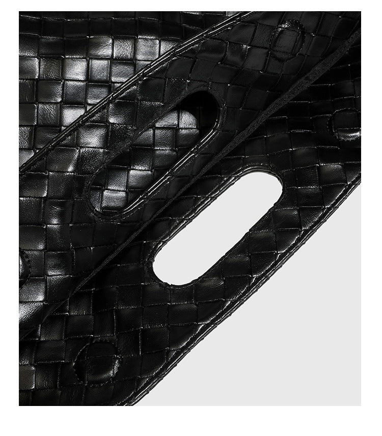 Große schwarze Schultertasche in gewebter Lederoptik mit geflochtenem Tragegriff, Überschlagverschluss und verstellbarem Crossbody-Riemen, Detailansicht