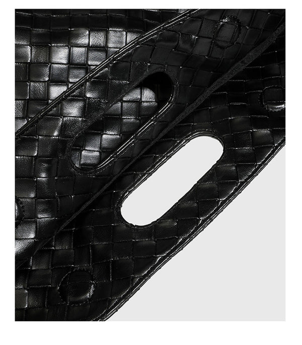 Große schwarze Schultertasche in gewebter Lederoptik mit geflochtenem Tragegriff, Überschlagverschluss und verstellbarem Crossbody-Riemen, Detailansicht
