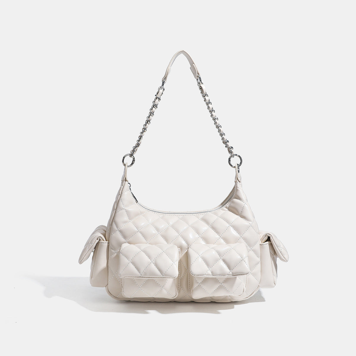 Hobo-Schultertasche in Off-White aus gesteppter Lederoptik mit Rautensteppung, Kettenriemen mit Schulterriemen und zwei vorderen Überschlagtaschen