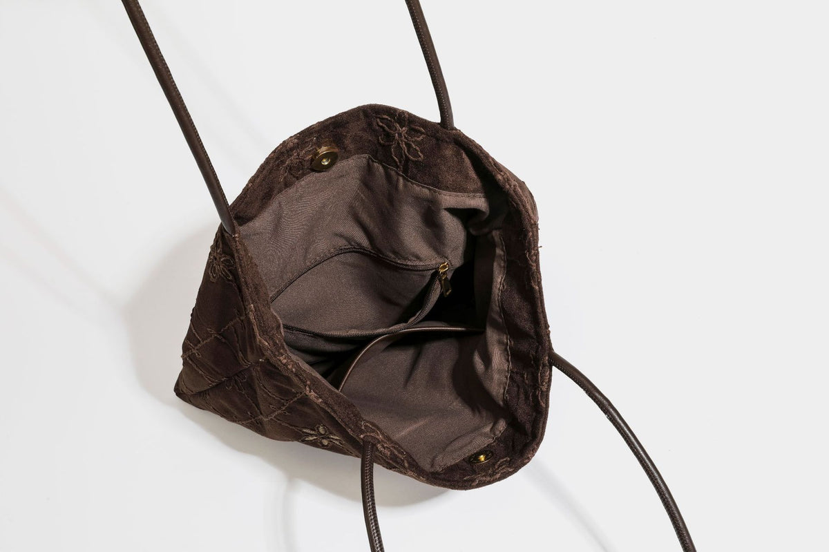 Große, weich fallende Tote-Bag in Dunkelbraun und Wildlederoptik mit Ton-in-Ton-Blumenstickerei im Gittermuster und schmalen Trägern in Lederoptik