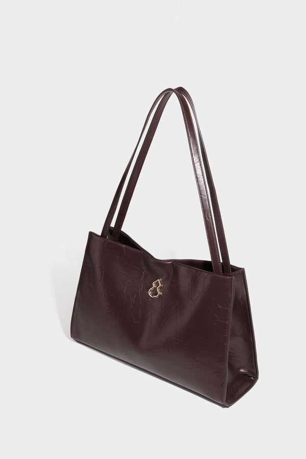Strukturierte rechteckige Tote-Schultertasche aus glänzender, geknitterter Lederoptik mit langen Doppelträgern und Emblem in Goldoptik