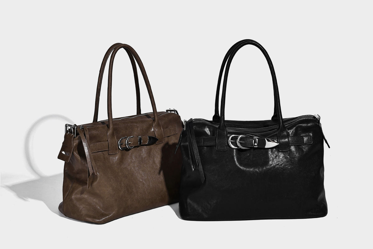 Glänzende, strukturierte schwarze Tote-Bag mit silberfarbenem Schnallenriemen, zwei Henkeln und abnehmbarem Schulterriemen, Detailansicht 18
