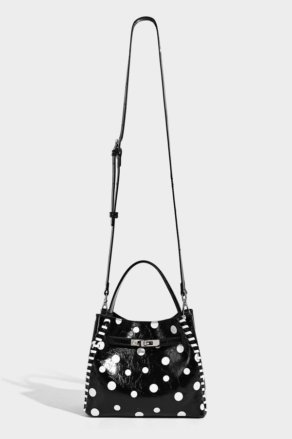 Glänzende, geknautschte Beuteltasche mit Polka-Dots, silberfarbenen Schnallenbeschlägen, kontrastierendem seitlichem Schnürbesatz, Tragegriff und abnehmbarem