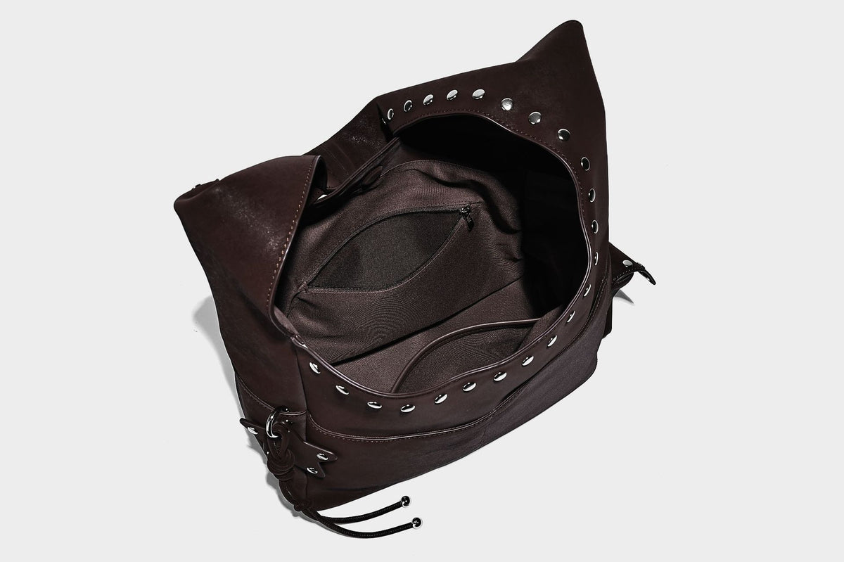 Lässige Hobo-Schultertasche in dunkelbrauner, matter Wildlederoptik mit silberfarbenem, nietenbesetztem Riemen und seitlichem Kordelzug