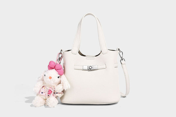 Kleine formstabile Tote-Bag mit genarbter Oberfläche, silberfarbenem Drehverschluss und zwei Henkeln, Detailansicht 26