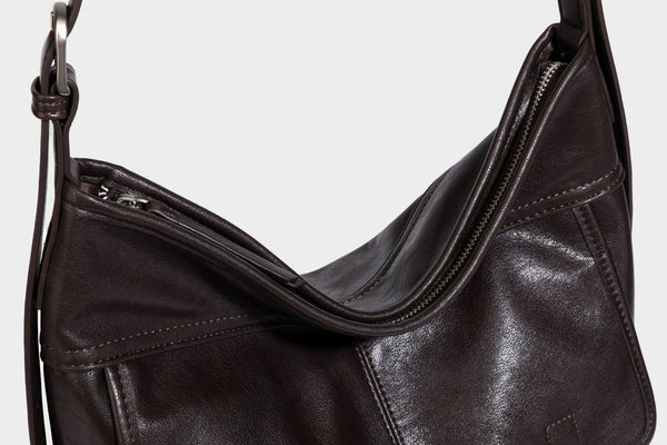 Weich fallende, geräumige Schulter- und Crossbody-Tasche in Lederoptik mit vorderer Klappentasche, Reißverschluss oben und langem verstellbarem Riemen