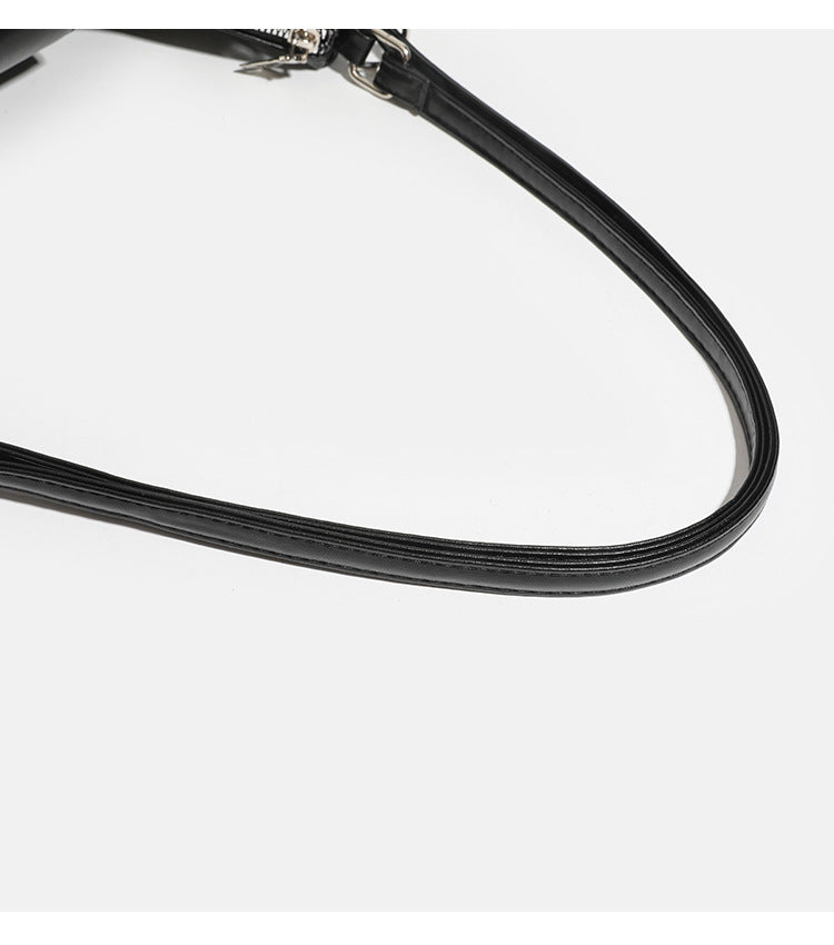 Weich fallende, glänzende Hobo-Schultertasche in Lederoptik mit vorderer Klappentasche und Druckknopf sowie silberfarbenen Beschlägen, Detailansicht 13