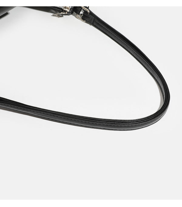 Weich fallende, glänzende Hobo-Schultertasche in Lederoptik mit vorderer Klappentasche und Druckknopf sowie silberfarbenen Beschlägen, Detailansicht 13