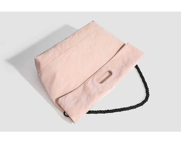 Große Tragetasche in zartem Rosa mit gedrehtem schwarzem Kordelhenkel und ovaler Aussparung zum Tragen, strukturierter Knitteroptik, Detailansicht 7