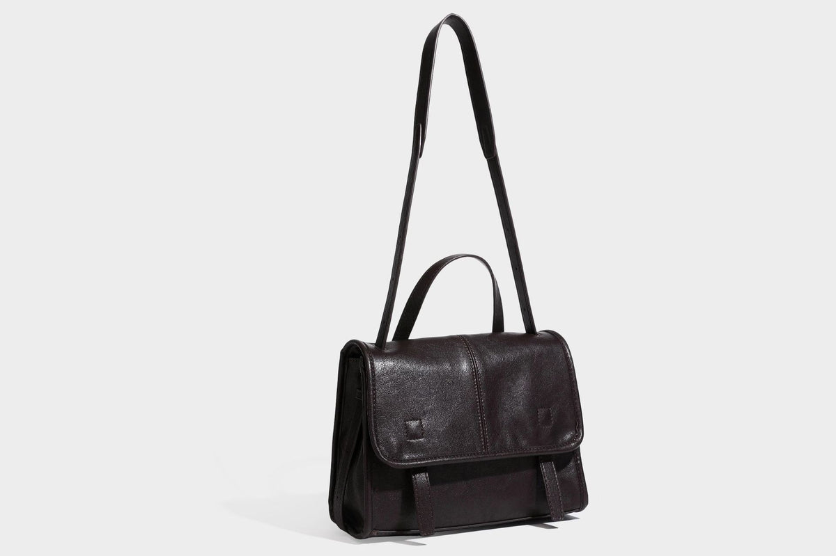 Strukturierte Satchel-Tasche mit Überschlag aus dunkelbrauner, glänzender Lederoptik, kurzem Tragegriff und langem, verstellbarem Schulterriemen