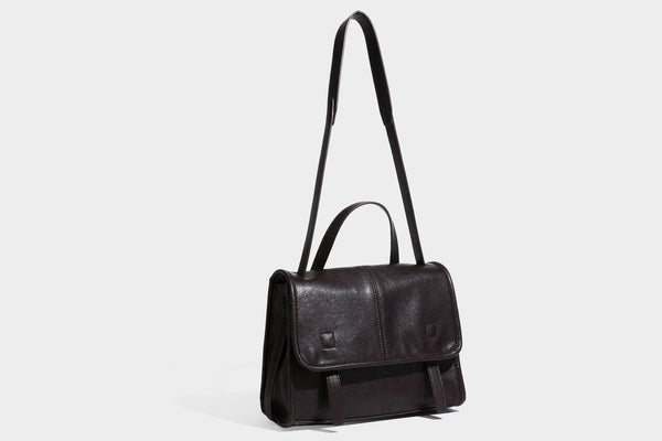 Strukturierte Satchel-Tasche mit Überschlag aus dunkelbrauner, glänzender Lederoptik, kurzem Tragegriff und langem, verstellbarem Schulterriemen