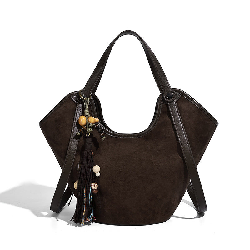 Dunkelbraune matte Hobo-Schultertasche in Velourslederoptik mit geschwungener, oben offener Silhouette, zwei Schulterriemen und abnehmbarem