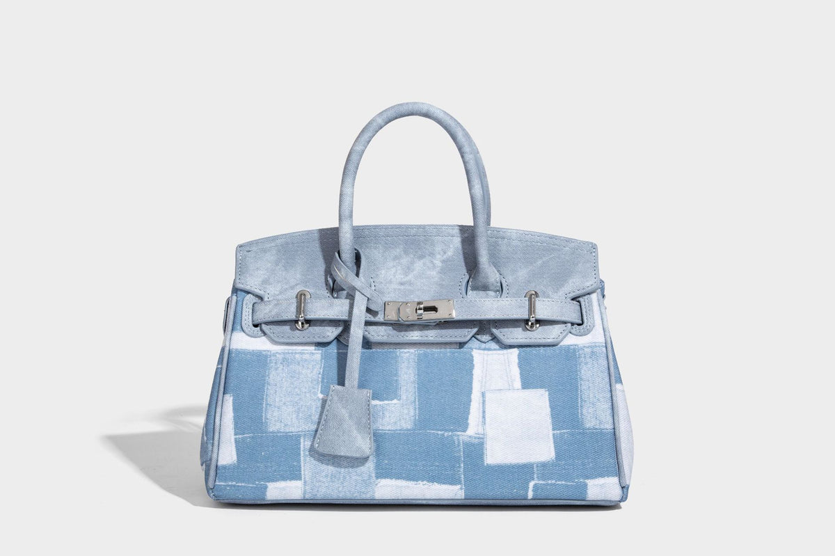 Strukturierte Patchwork-Henkeltasche mit zwei Tragegriffen, Klappverschluss mit Drehverschluss und silberfarbenen Beschlägen, Detailansicht 27