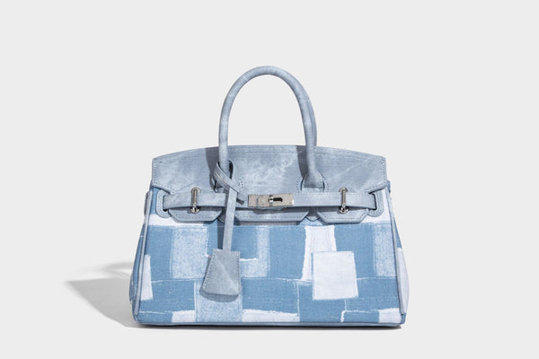 Strukturierte Patchwork-Henkeltasche mit zwei Tragegriffen, Klappverschluss mit Drehverschluss und silberfarbenen Beschlägen, Detailansicht 27