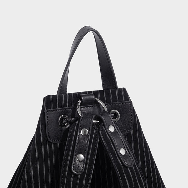 Schwarze wandelbare Rucksack-Handtasche mit Nadelstreifen, Zugbandverschluss, Tragegriff in Lederoptik und matten Beschlägen, Detailansicht
