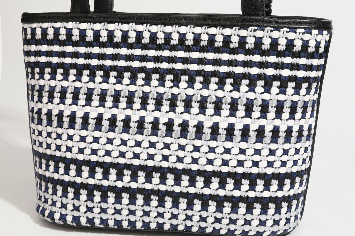 Kleine, strukturierte, gewebte Tote-Bag mit Karomuster, glatten Besätzen in Lederoptik, zwei Tragegriffen, abnehmbarem Schulterriemen und