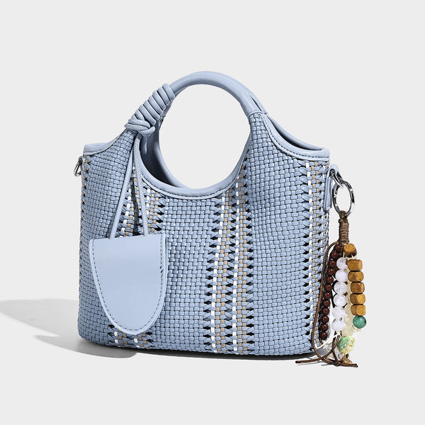 Gewebte Bucket-Tote in Pastellblau mit geflochtenen Henkeln, offenem Frontfach, Perlenanhänger und abnehmbarem Crossbody-Riemen