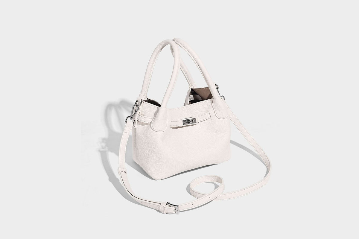 Kleine, strukturierte Tote-Bag mit genarbter Oberfläche, silberfarbenem Drehverschluss, zwei Tragegriffen, abnehmbarem Schulterriemen und