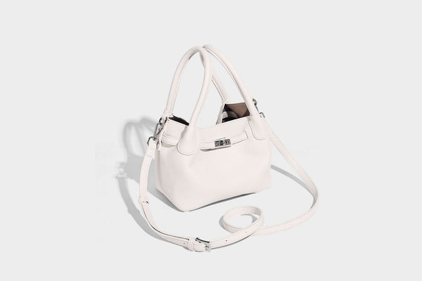 Kleine, strukturierte Tote-Bag mit genarbter Oberfläche, silberfarbenem Drehverschluss, zwei Tragegriffen, abnehmbarem Schulterriemen und
