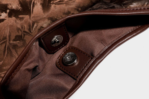 Glänzende, geknautschte, weich fallende Hobo-Schultertasche mit glattem Besatz und einem Schulterriemen, Detailansicht 32