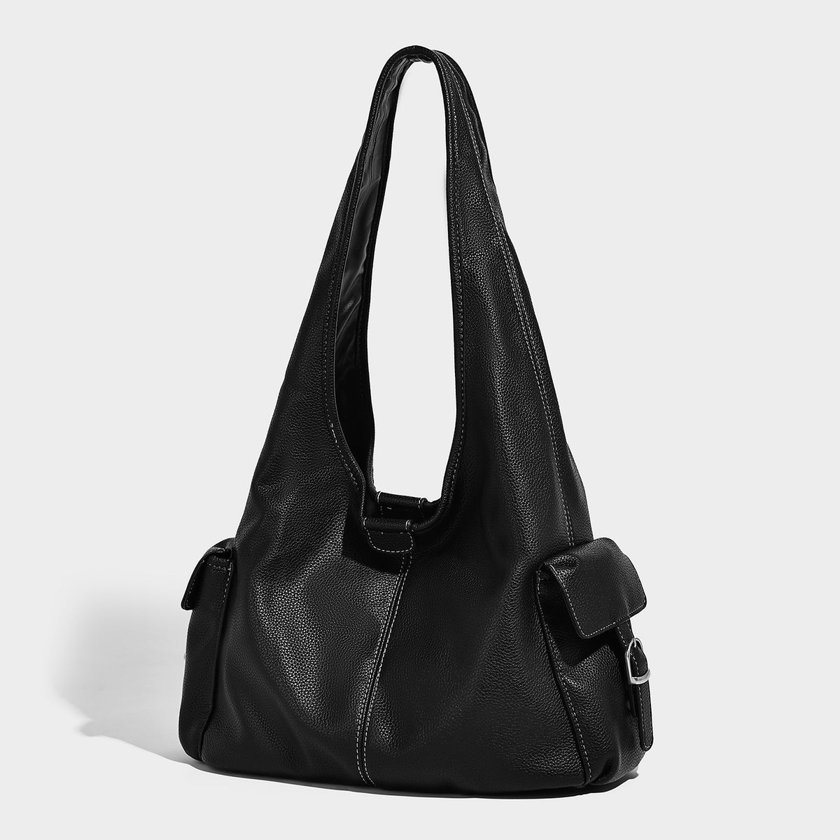 Große, lässig fallende Hobo-Schultertasche in genarbter Lederoptik mit langem Schulterriemen und seitlicher Klappentasche mit Beschlagdetail