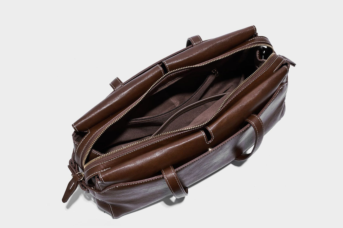 Strukturierte rechteckige Baguette-Schultertasche aus dunkelbraunem Material in glatter Lederoptik mit zwei Riemen und Reißverschluss oben