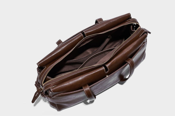 Strukturierte rechteckige Baguette-Schultertasche aus dunkelbraunem Material in glatter Lederoptik mit zwei Riemen und Reißverschluss oben