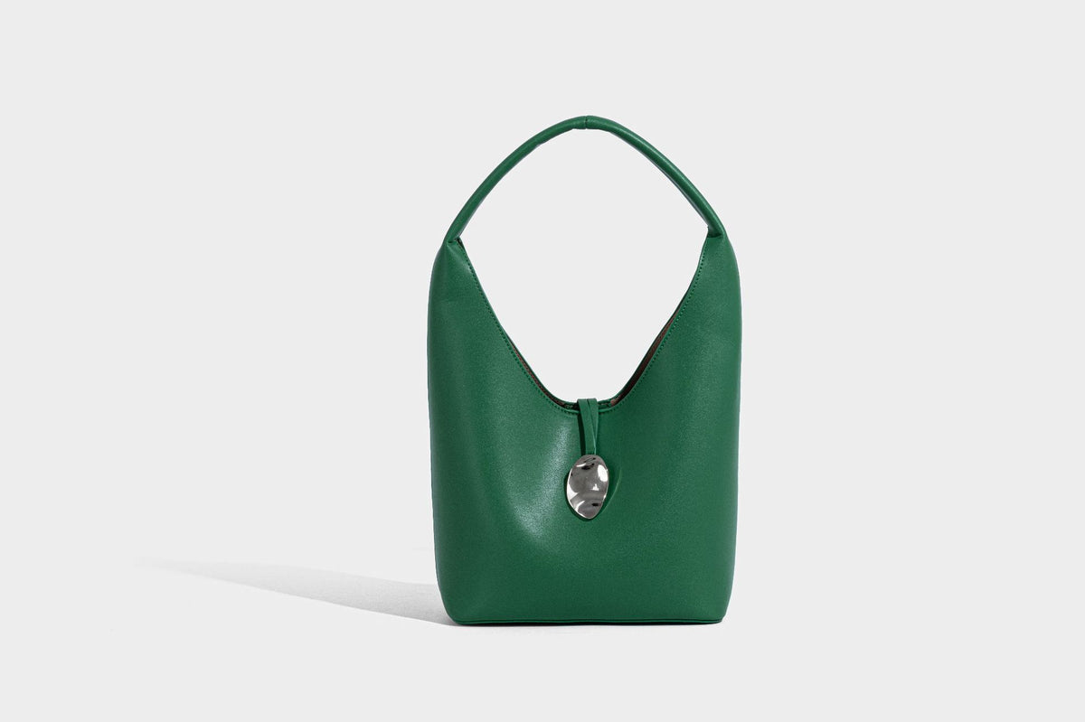 Schlichte Hobo-Schultertasche in matter Lederoptik mit gewölbtem Henkel und silberfarbenem, ovalem Anhänger, Detailansicht 16