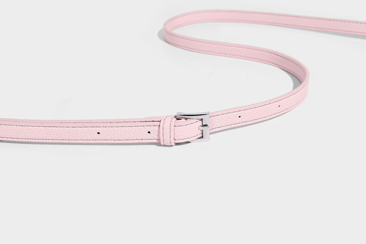 Kleine strukturierte Crossbody-Tasche mit Tragegriff aus genarbtem Material, Reißverschluss, silberfarbenen Beschlägen und optionalem Quastenanhänger