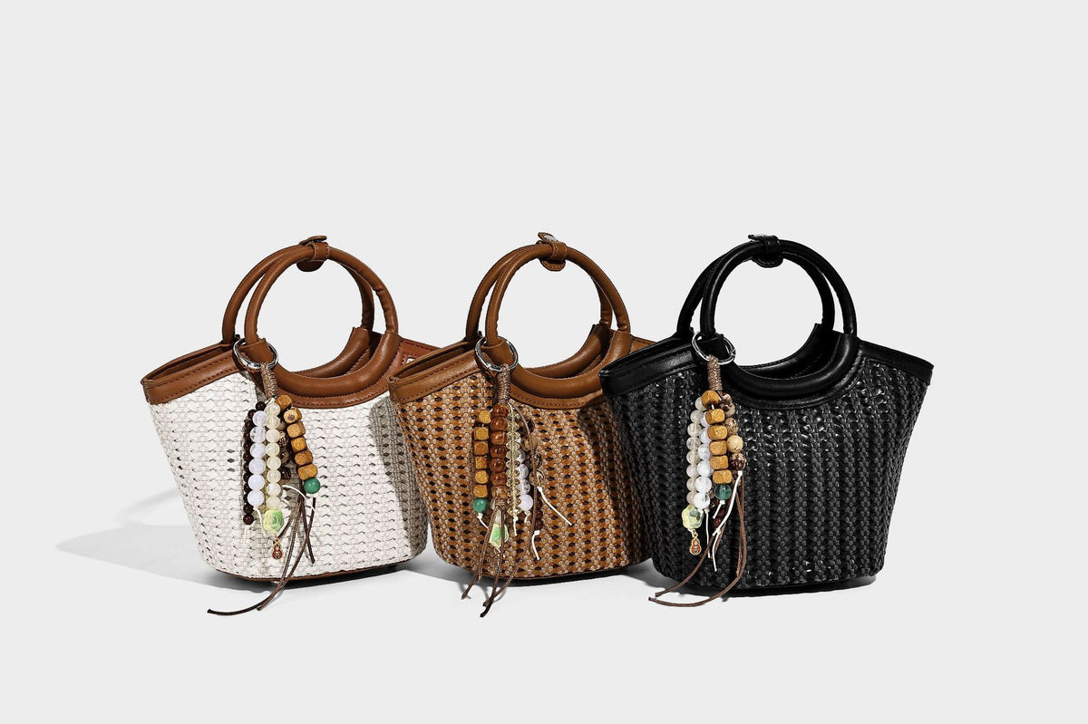 Kleine gewebte Beuteltasche in Tanbraun mit rundem Henkel aus Lederimitat, Quastenanhänger mit Perlen und abnehmbarem Crossbody-Riemen