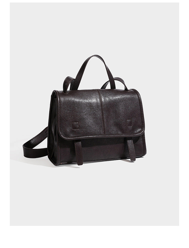 Strukturierte Satchel-Tasche mit Überschlag aus dunkelbrauner, glänzender Lederoptik, kurzem Tragegriff und langem, verstellbarem Schulterriemen