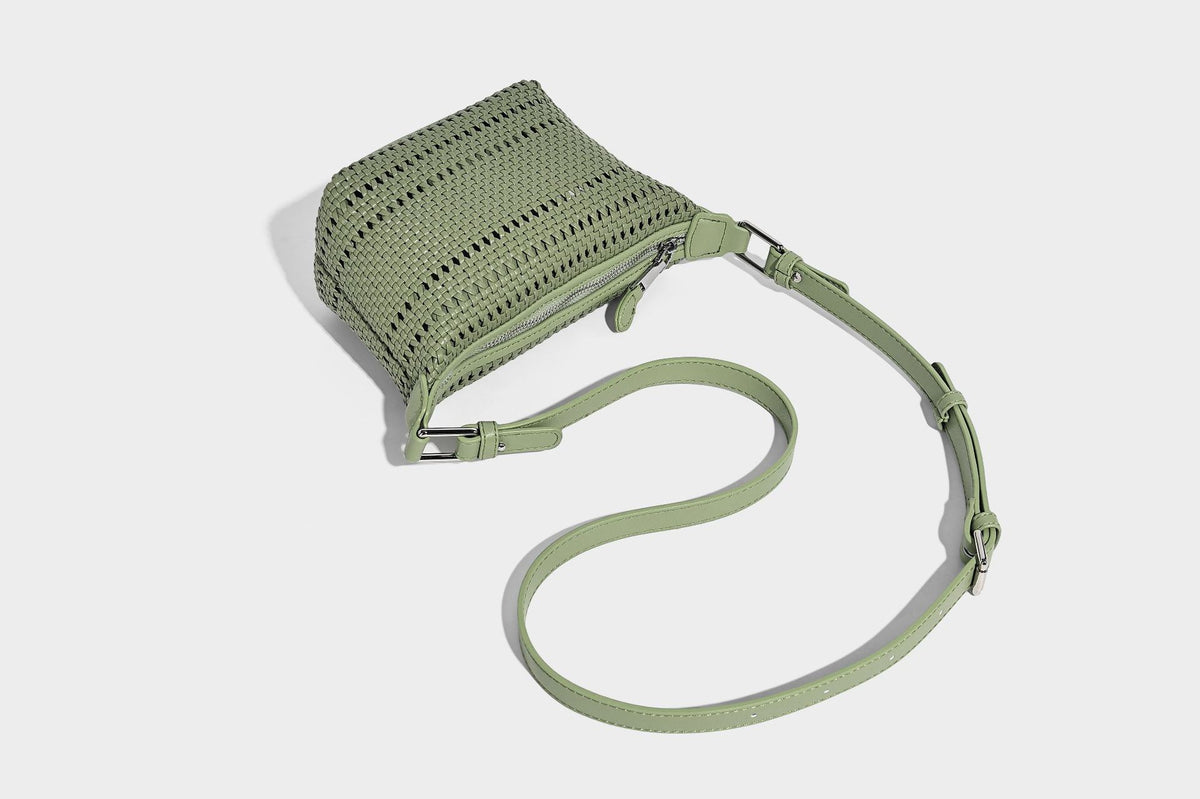 Kleine gewebte Hobo-Schultertasche mit sichelförmiger Silhouette, Reißverschluss oben, silberfarbenen Beschlägen und verstellbar, Detailansicht