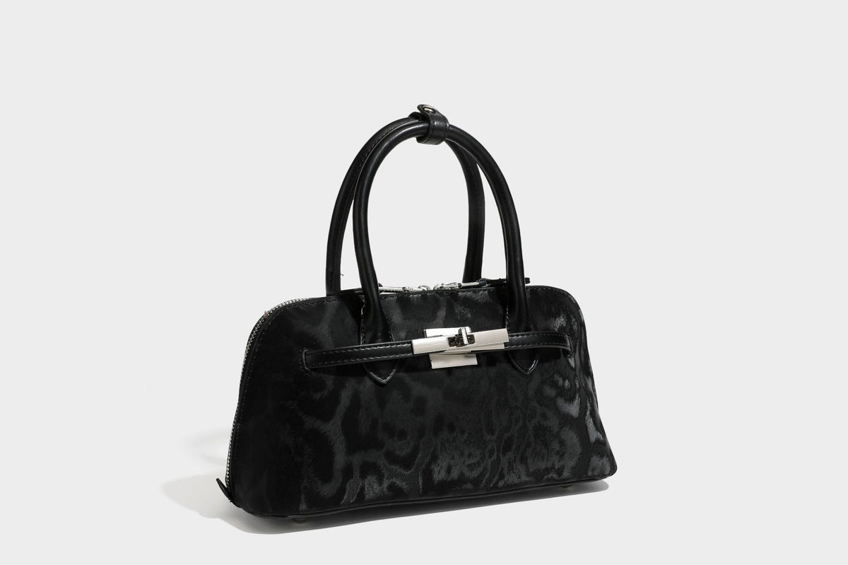 Formstabile Henkeltasche mit Ton-in-Ton-Leopardenprint, glattem Besatz in Lederoptik, gerollten Tragegriffen, vorderem Drehverschluss und