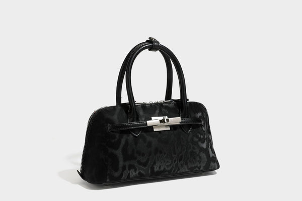 Formstabile Henkeltasche mit Ton-in-Ton-Leopardenprint, glattem Besatz in Lederoptik, gerollten Tragegriffen, vorderem Drehverschluss und