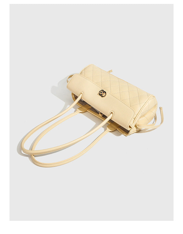 Strukturierte Schultertasche mit Rautensteppung, Überschlag und goldfarbenem Drehverschluss, abgerundeten Henkeln und seitlichen Kordelzügen