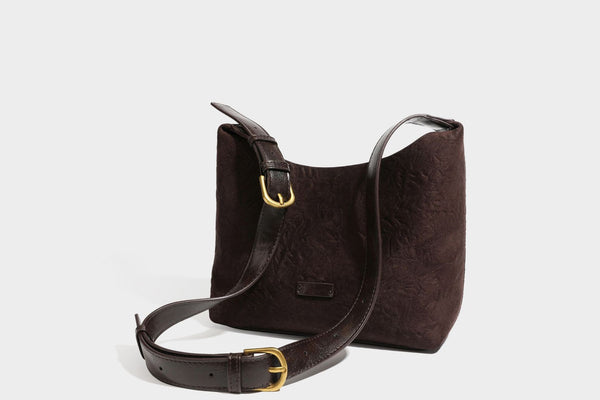 Dunkelbraune, weich fallende Hobo-Schultertasche mit strukturierter Oberfläche in Velourslederoptik, glatten Besätzen in Lederoptik und Details in Antikgoldoptik