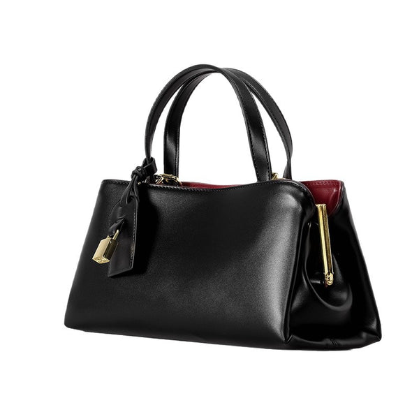 Strukturierte, rechteckige Henkeltasche in Lederoptik mit goldfarbenem Schlossanhänger und bordeauxrotem Innenfutter, Detailansicht 5